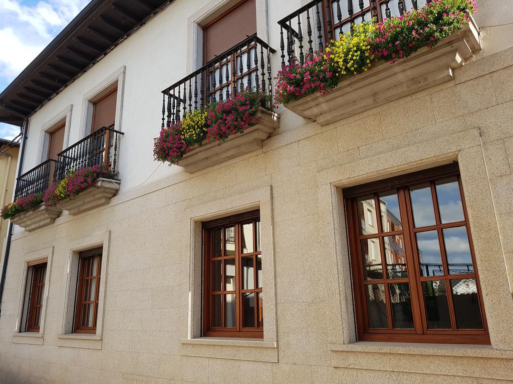 Hostal Santa Maria Cacabelos  Exterior foto